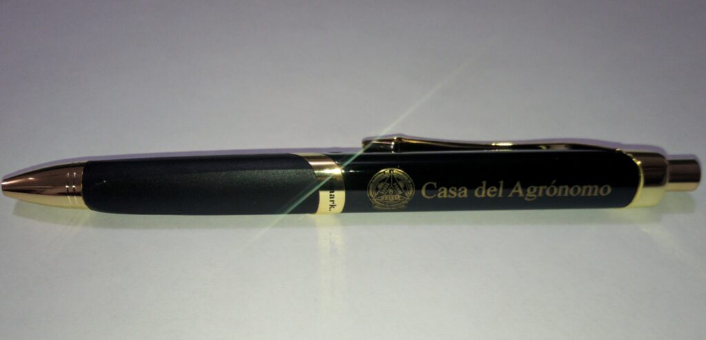 pluma negra con dorado