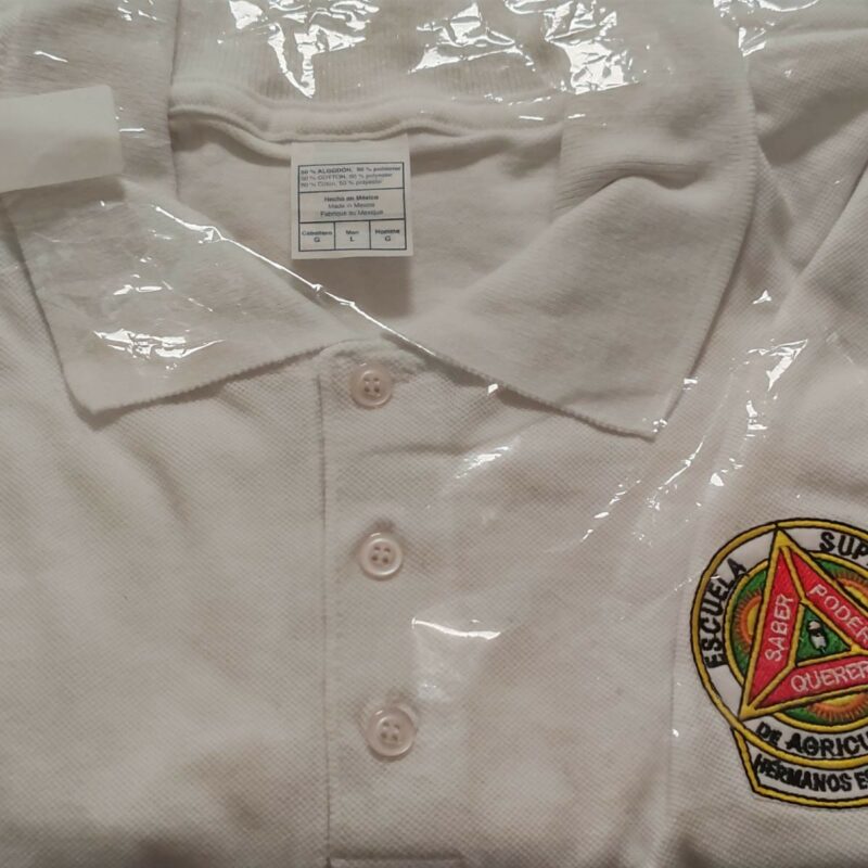 Playera blanca tipo polo con logo